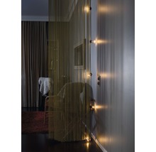 Intérieur avec rideau de fils et installation lumineuse