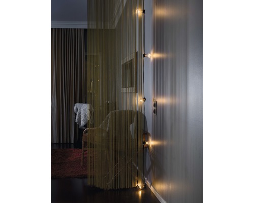 Intérieur avec rideau de fils et installation lumineuse