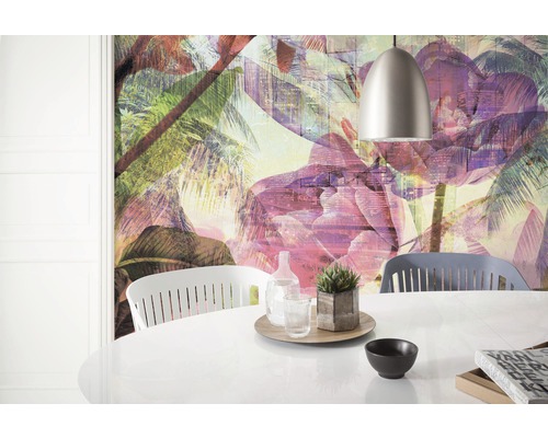 Esszimmer mit Esstisch, Stühlen, Pendelleuchte und Fototapete mit Dschungelmotiven