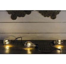 Guirlande lumineuse avec ampoules sur une table en bois