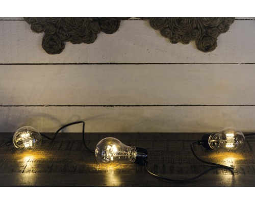 Guirlande lumineuse avec ampoules sur une table en bois