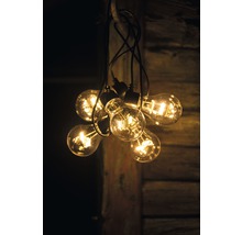 Des ampoules décoratives suspendues à des câbles.