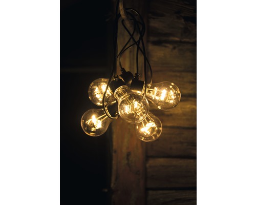 Des ampoules décoratives suspendues à des câbles.