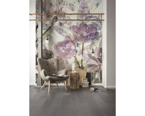 Espace de vie avec fauteuil, plancher en bois et papier peint photo avec motif floral