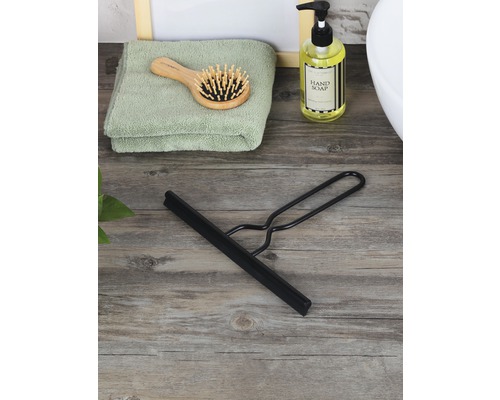 Raclette de douche noire sur fond en bois