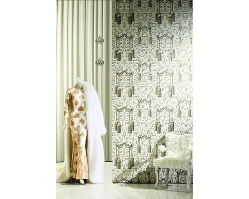 Dekorative Raumgestaltung mit gemusterten Tapeten, einem Kleid auf einer Schaufensterpuppe und einem Stuhl