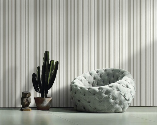 Szene mit einem Sessel, einem Kaktus und Wandpaneelen