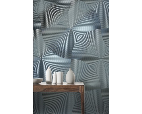 Nahaufnahme einer Wand mit kreisförmigem Tapetenmuster und einer Holzkonsole mit Deko-Vasen.