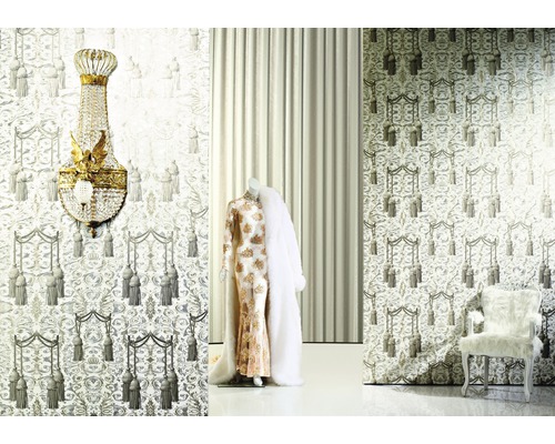 Dekorativer Raum mit Tapete, Kristallwandleuchte und Schaufensterpuppe mit Kleid