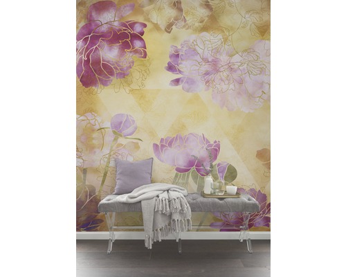 Dekoratives Wohnzimmer mit floraler Tapete und Sitzbank