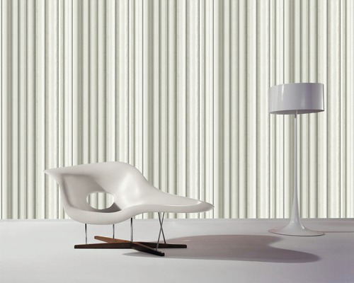 Zimmer mit Designtapete, einem Sessel und einer Stehlampe.