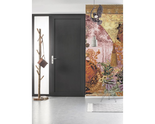 Hall d''entrée avec porte, porte-manteau et papier peint décoratif