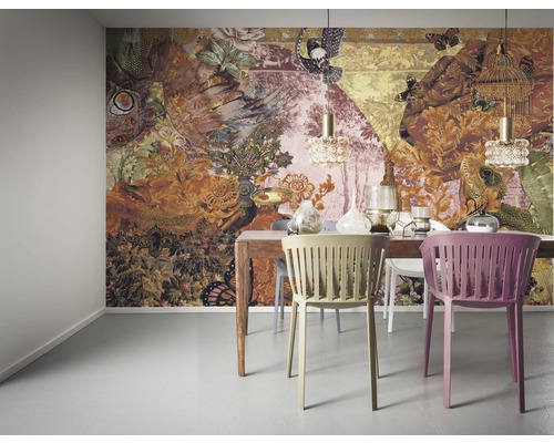 Salle à manger avec papier peint à motifs, table en bois et chaises