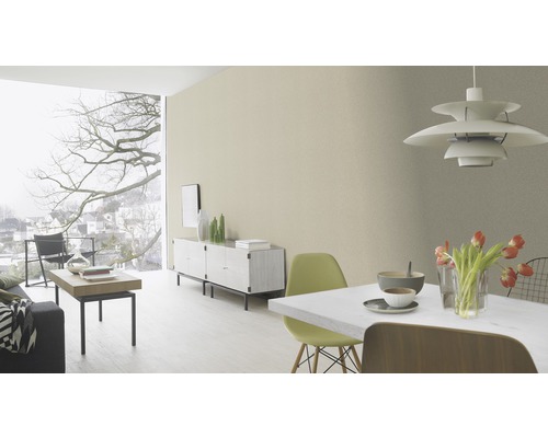 Salon lumineux avec table à manger, chaises, buffet et grande fenêtre