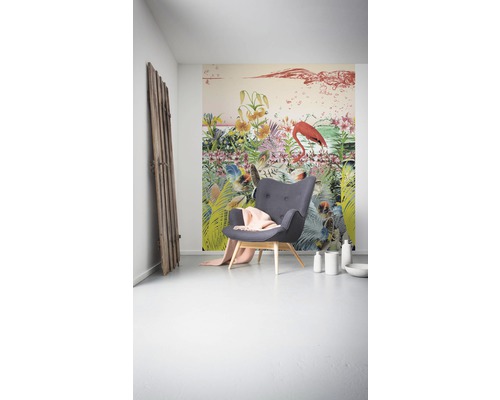 Pièce avec papier peint photo avec des plantes tropicales et motif flamant rose, fauteuil et décoration