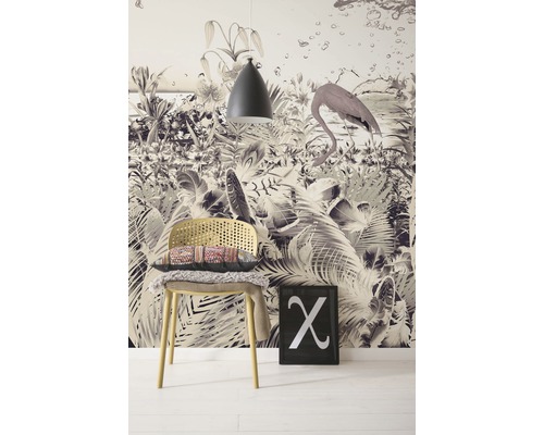 Intérieur décoratif avec papier peint à motifs, chaise et lampe