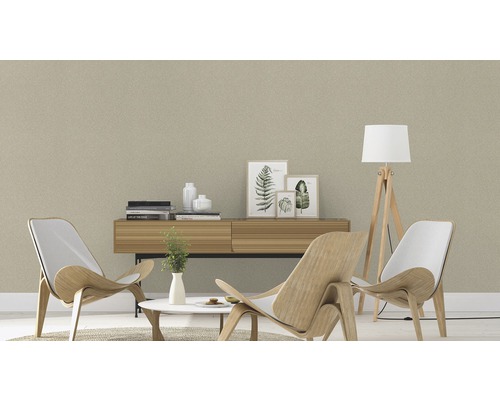 Salon avec papier peint à motifs, meubles en bois et objets de décoration