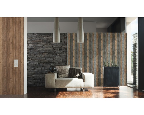 Wohnzimmer mit Sessel, Dekokissen, Steindekorwand und Holzwand