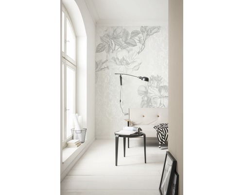 Pièce lumineuse avec papier peint floral, lampe et siège