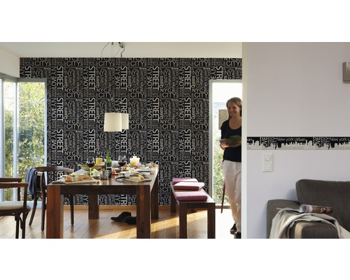 Helles Esszimmer mit Esstisch, Stühlen, Bank und Tapete mit New York City Motiv.