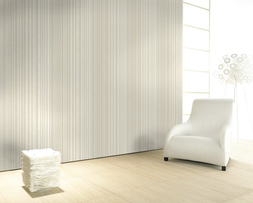 Heller Raum mit gestreifter Wandverkleidung, Sessel und dekorativer Beleuchtung