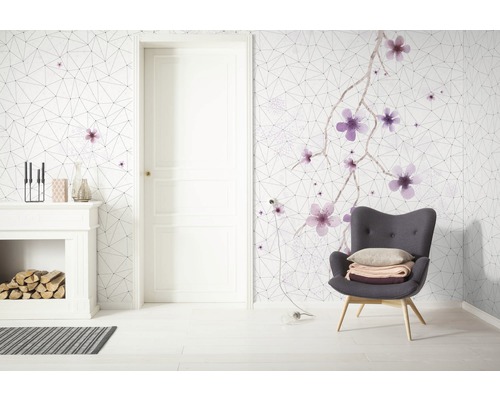 Salon avec papier peint à motifs, fauteuil et cheminée