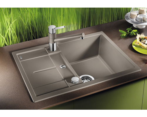 Spüle mit Abtropffläche und Wasserhahn