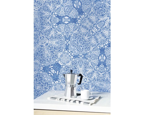 Décoration murale avec papier peint ornemental, cafetière et tasse