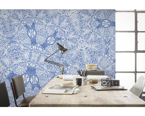 Bureau avec papier peint à motifs bleus, bureau, lampe et chaise