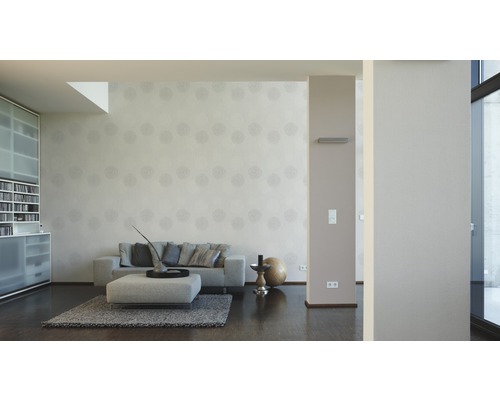 Wohnzimmer mit Sofa, Teppich und gemusterter Tapete