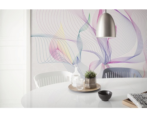 Esszimmer mit Tapete mit abstraktem Linienmuster, Tisch und Pendelleuchte