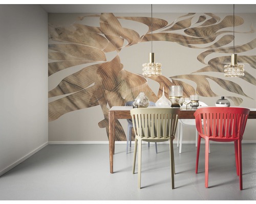 Salle à manger avec table, chaises, suspensions et papier peint à motifs