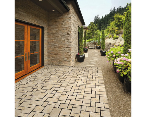 Extérieur avec dalles de sol, mur de maison avec parement en pierre et plantation