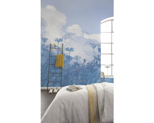 Chambre lumineuse avec un papier peint à motif floral, un lit et une échelle comme décoration