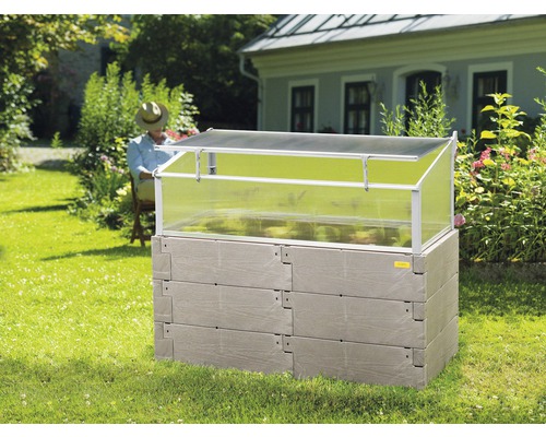 Hochbeet mit Frühbeetaufsatz im Garten