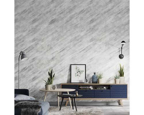 Salon avec canapé, table basse et buffet devant un mur à motifs