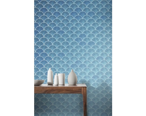 Scène avec un papier peint bleu à motif d''écailles de poisson et une table en bois avec décoration