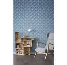 Vue d''une pièce avec papier peint bleu à motif coquillage, étagère cubique et fauteuil