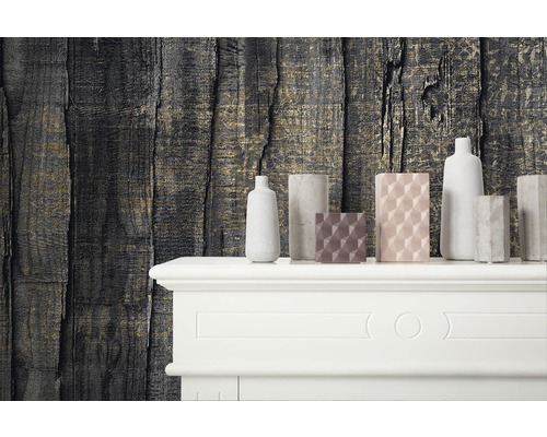 Mur décoratif avec structure en bois et différents vases sur une cheminée