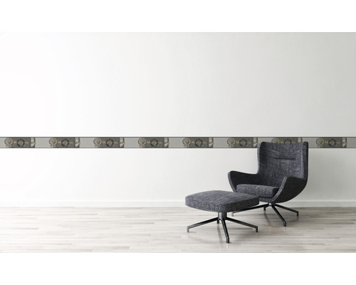 Wandgestaltung mit Bordüre und Sessel in einem hellen Raum.