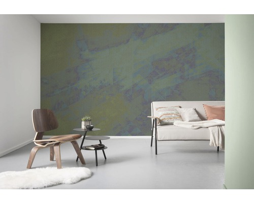 Salon avec papier peint à motifs, fauteuil et canapé