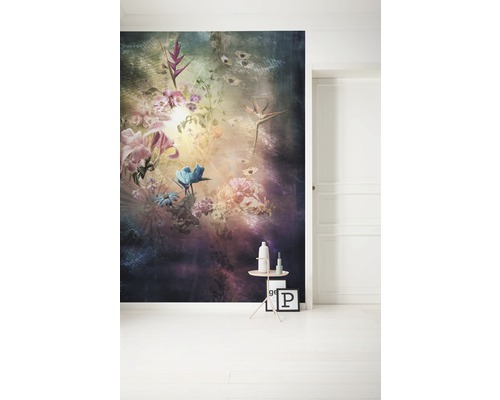 Pièce avec papier peint photo à motif floral, table d''appoint et décoration