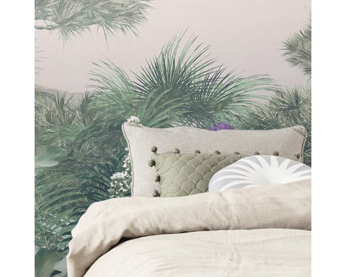 Lit avec coussins et papier peint photo à motif jungle