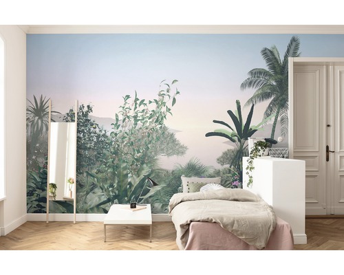 Chambre claire avec papier peint photo sur le thème de la jungle, lit et miroir