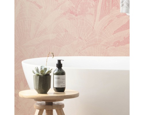 Badezimmer mit rosa gemusterter Tapete, Badewanne, Sukkulente und Lotion auf einem Hocker