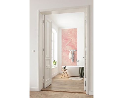 Badezimmer mit Badewanne, Hocker, Handtüchern und einer rosa Fototapete mit Drachenmotiv.