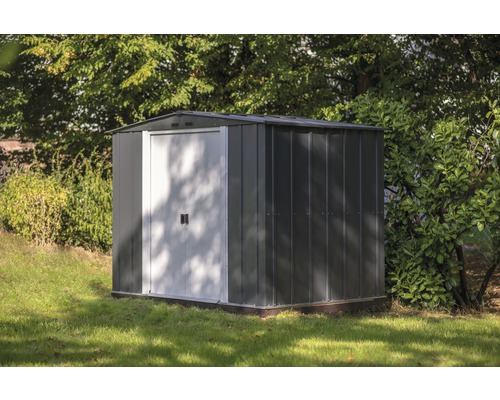 Metall Gerätehaus im Garten