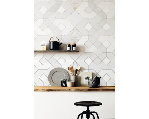 Dekorative Wandgestaltung mit geometrischen Fliesenmustern, Holzregalen und Küchendekoration