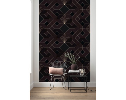 Espace de vie avec papier peint géométrique, chaise et table d''appoint