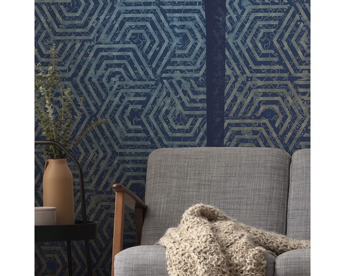 Raumansicht mit geometrischer Mustertapete in einem Wohnzimmer.